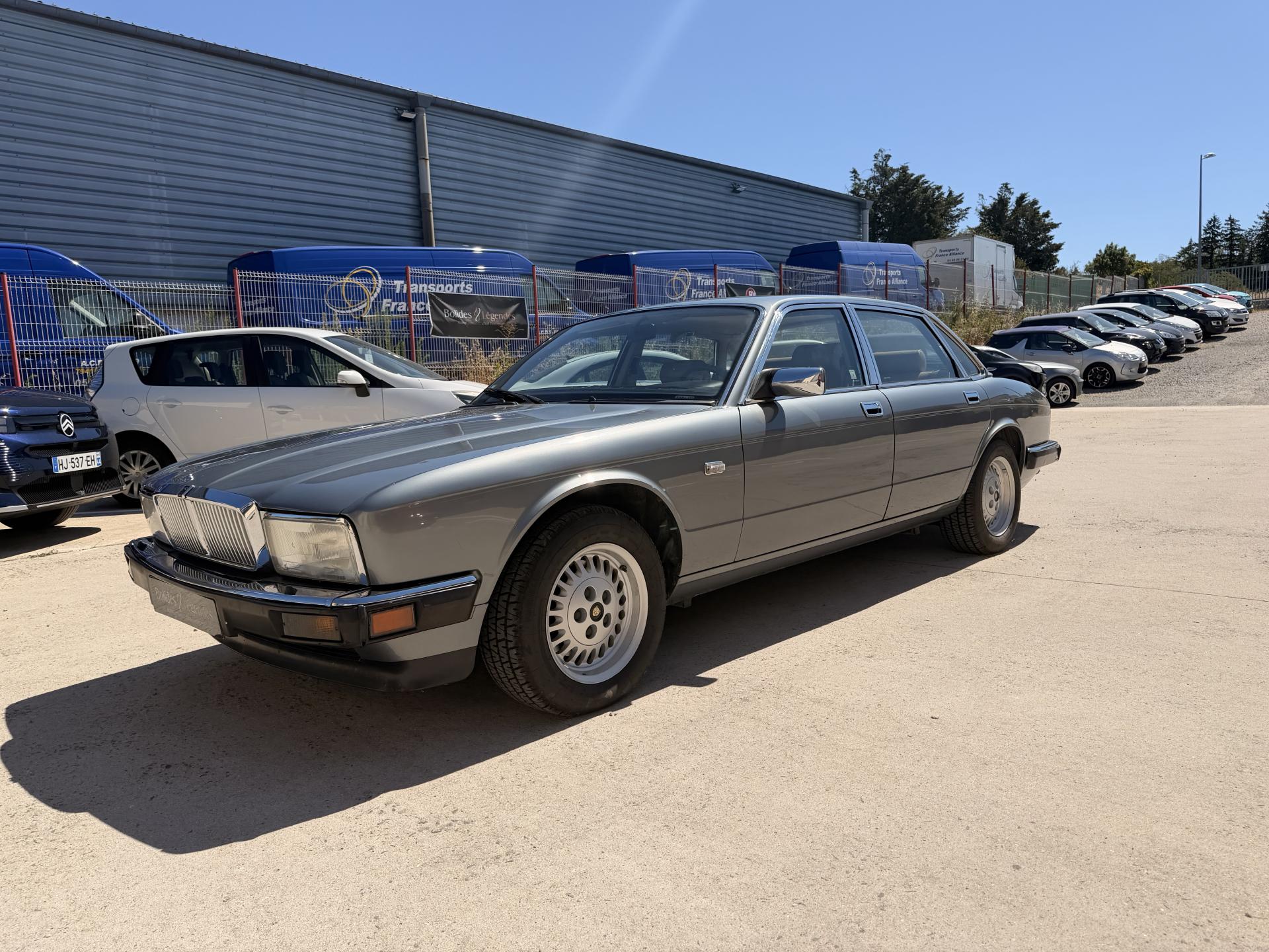 JAGUAR XJ XJ40 3L - BVA 1989 BERLINE .