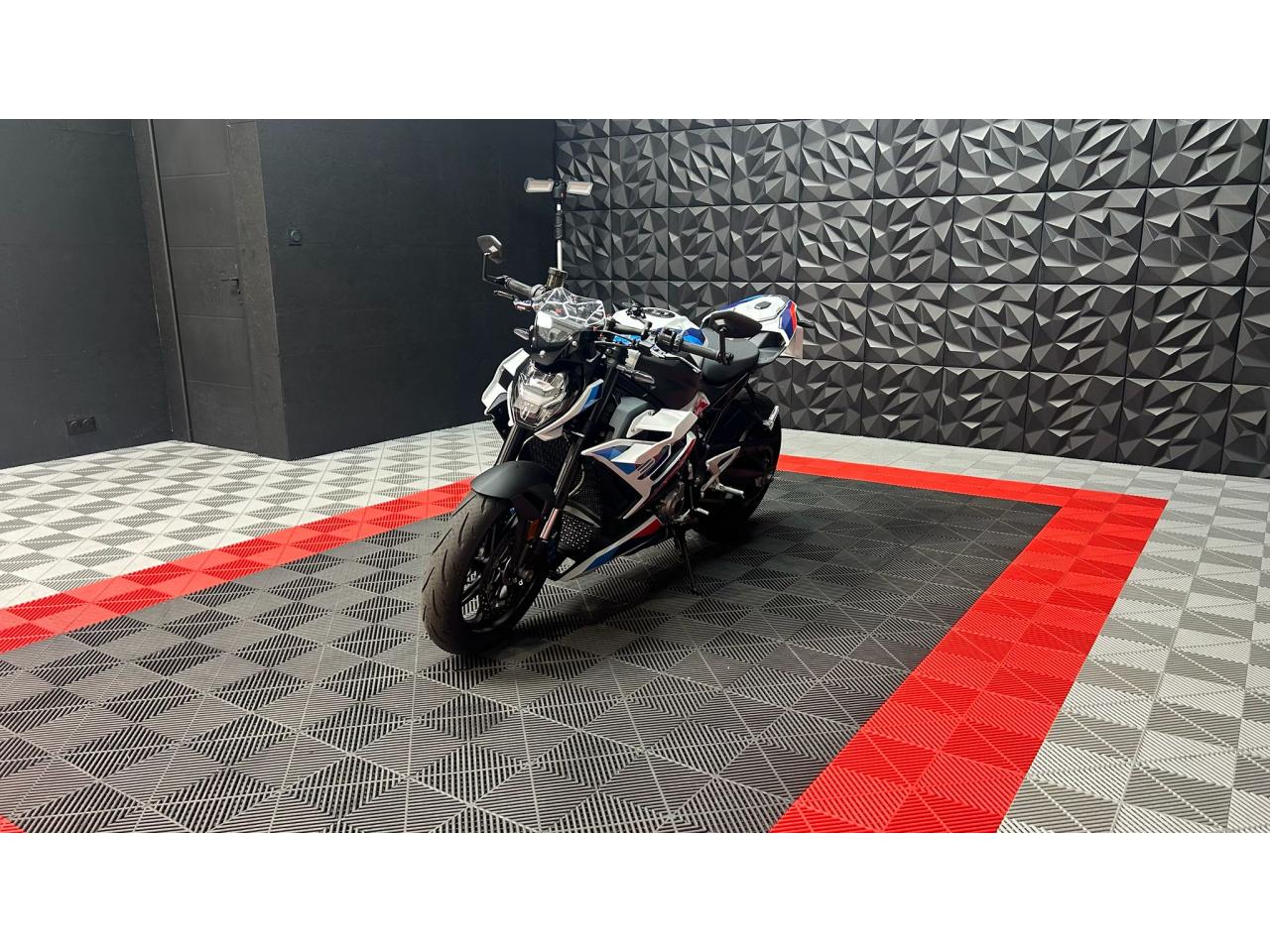 BMW M1000R