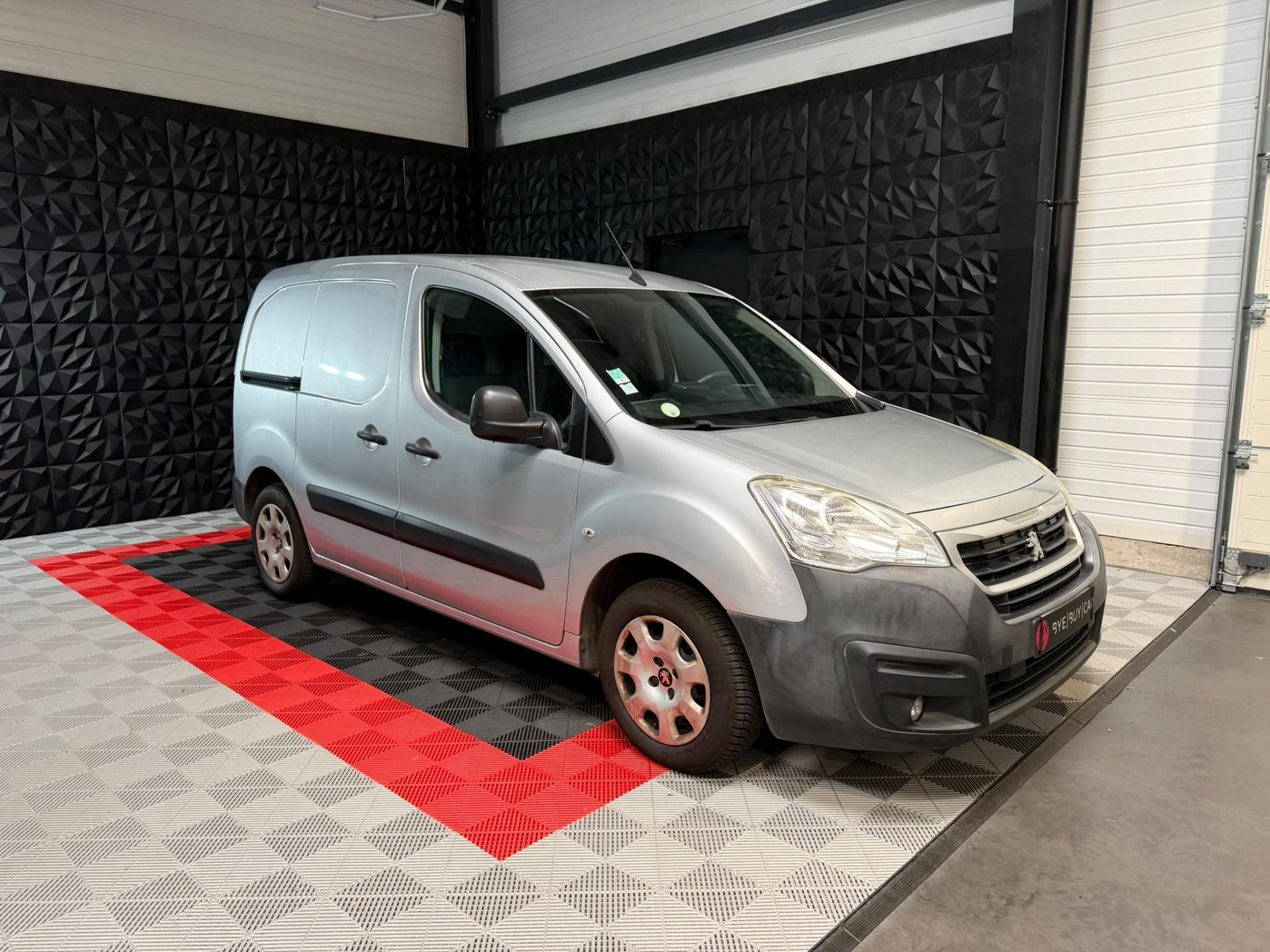 PEUGEOT PARTNER 1.6 HDI 100 CH BVA ETG6 Fourgon Premium 3 places - DISTRIB OK - GTIE 12 MOIS