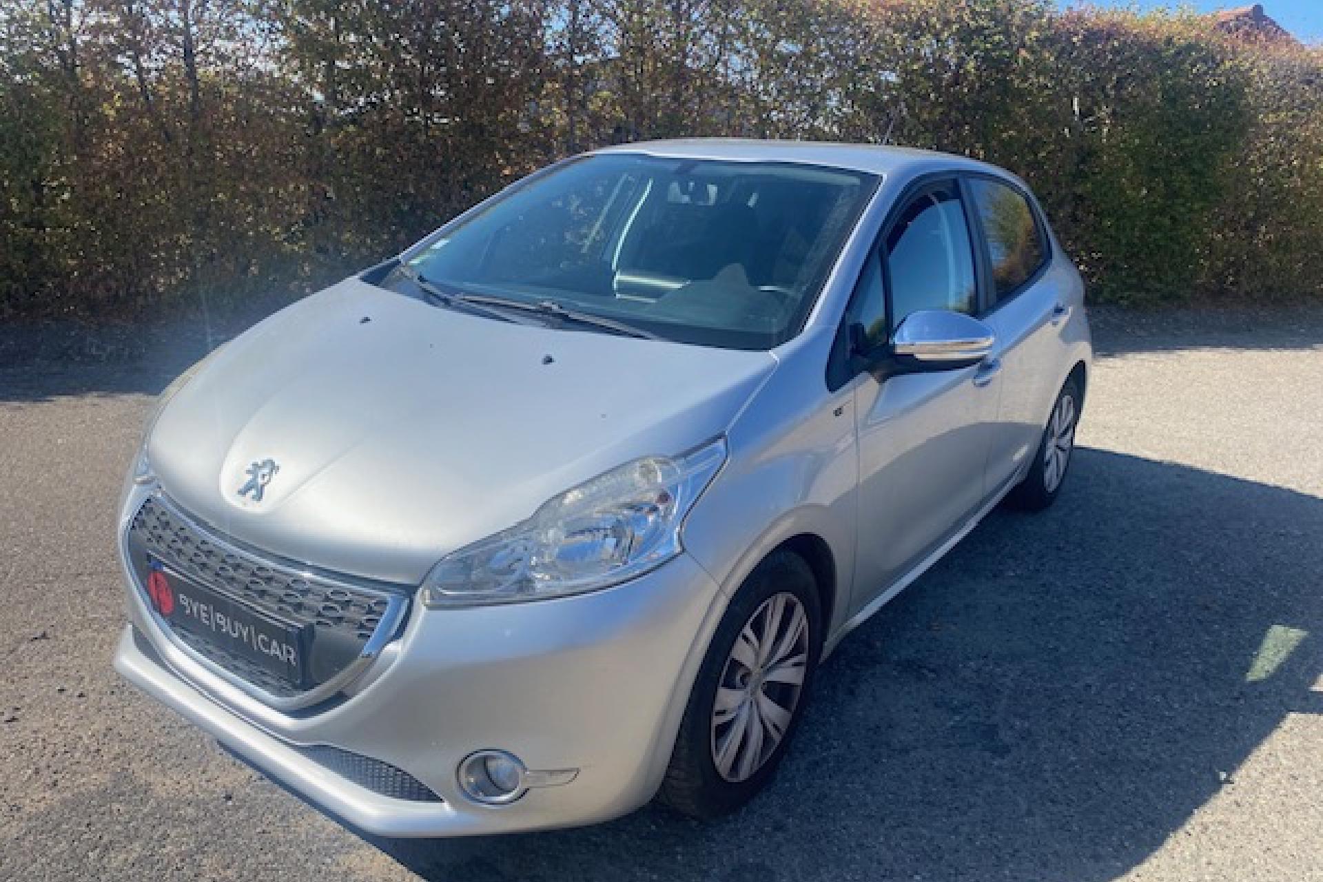 PEUGEOT 208