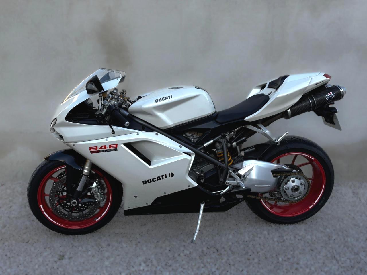 DUCATI 848