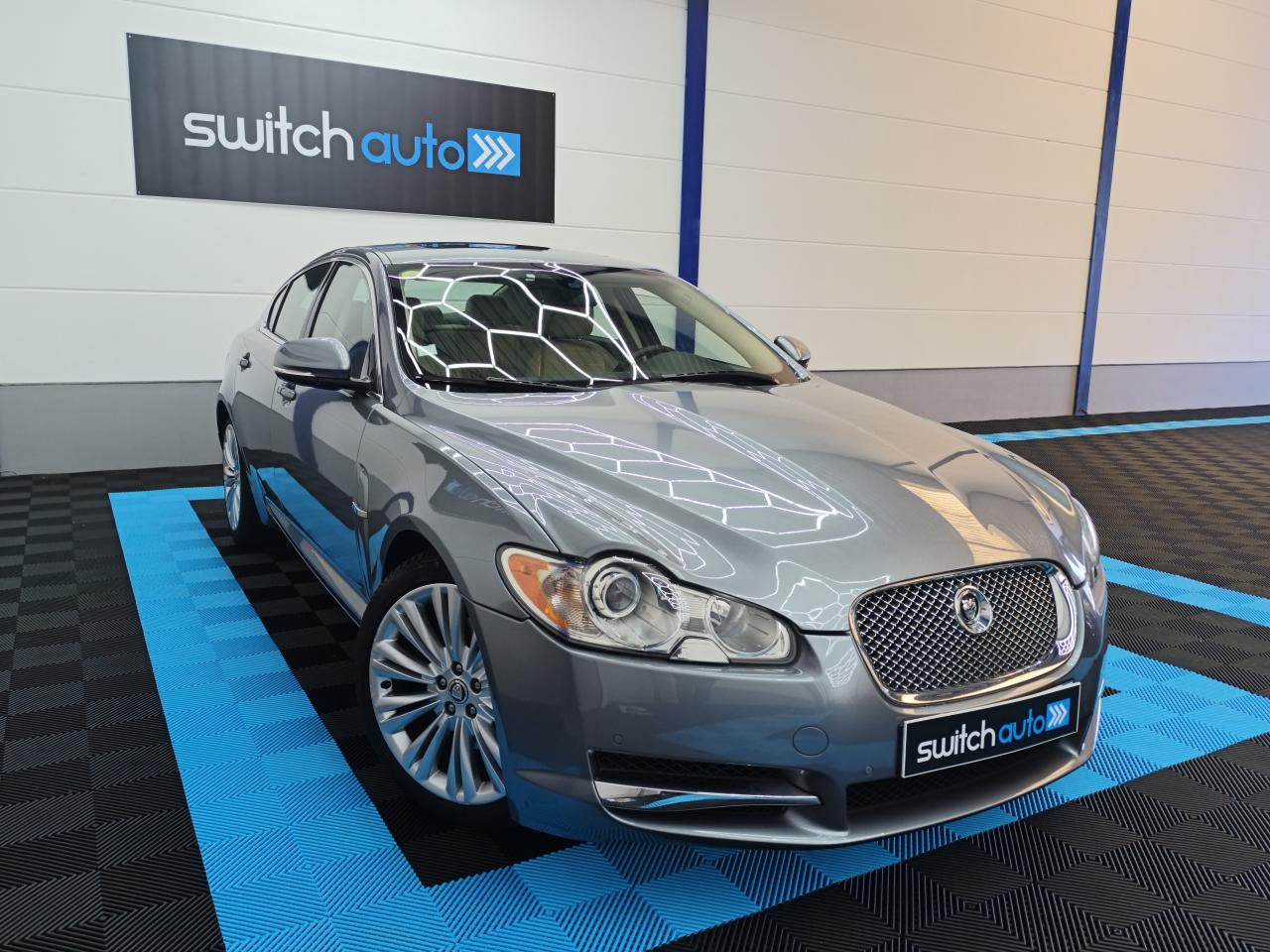 JAGUAR XF 3.0 D V6 - BVA  BERLINE Luxe PHASE 2 / SUIVI COMPLET /TOIT OUVRANT/CUIR COMPLET/CAMERA/GARANTIE