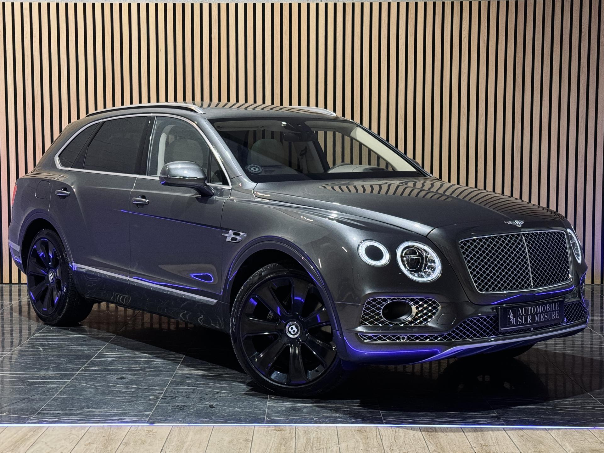 BENTLEY BENTAYGA 6.0 W12 608 LIGNE AKRAPOVIC ETAT NEUF SUIVI COMPLET BENTLEY IMMAT FRANCE