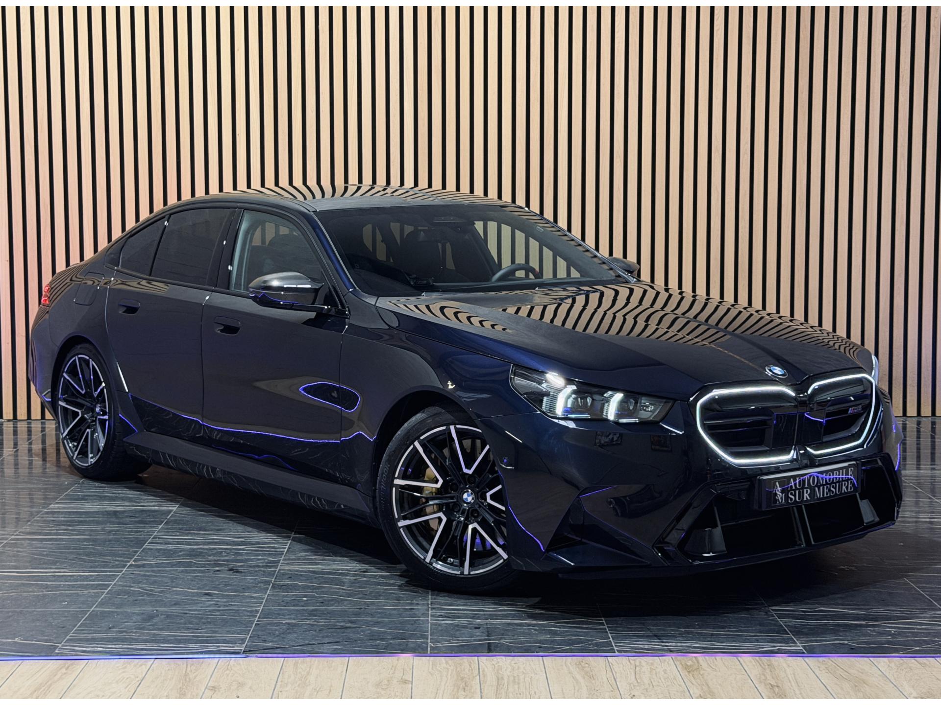BMW M5 BERLINE G90 V8 4.4 727 ETAT NEUF FULL OPTIONS CARBONE AKRAPOVIC FREINS CERAMIQUES ORIGINE FR