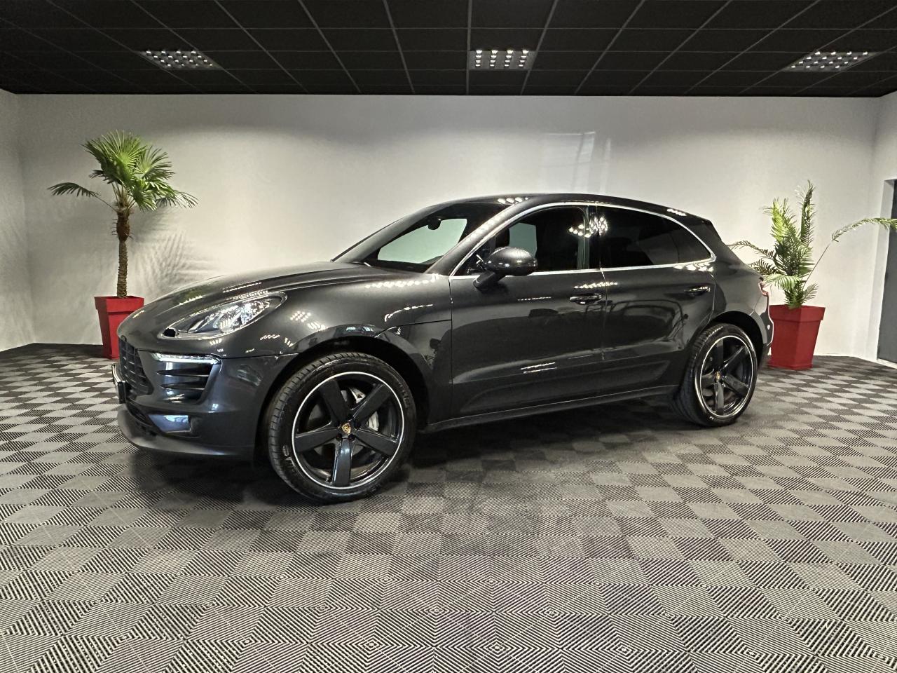 PORSCHE MACAN