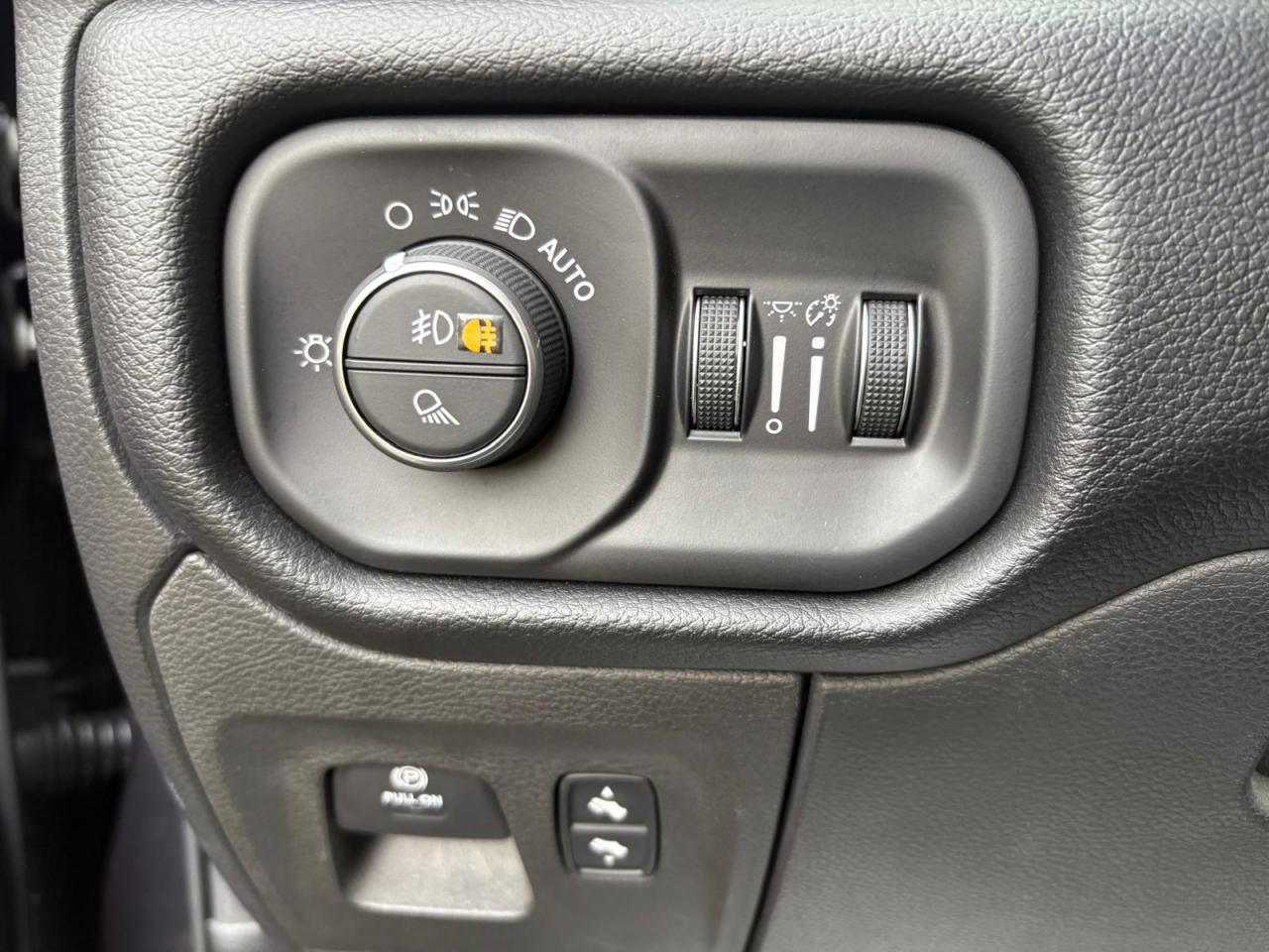 DODGE RAM 1500 CREW REBEL AIR