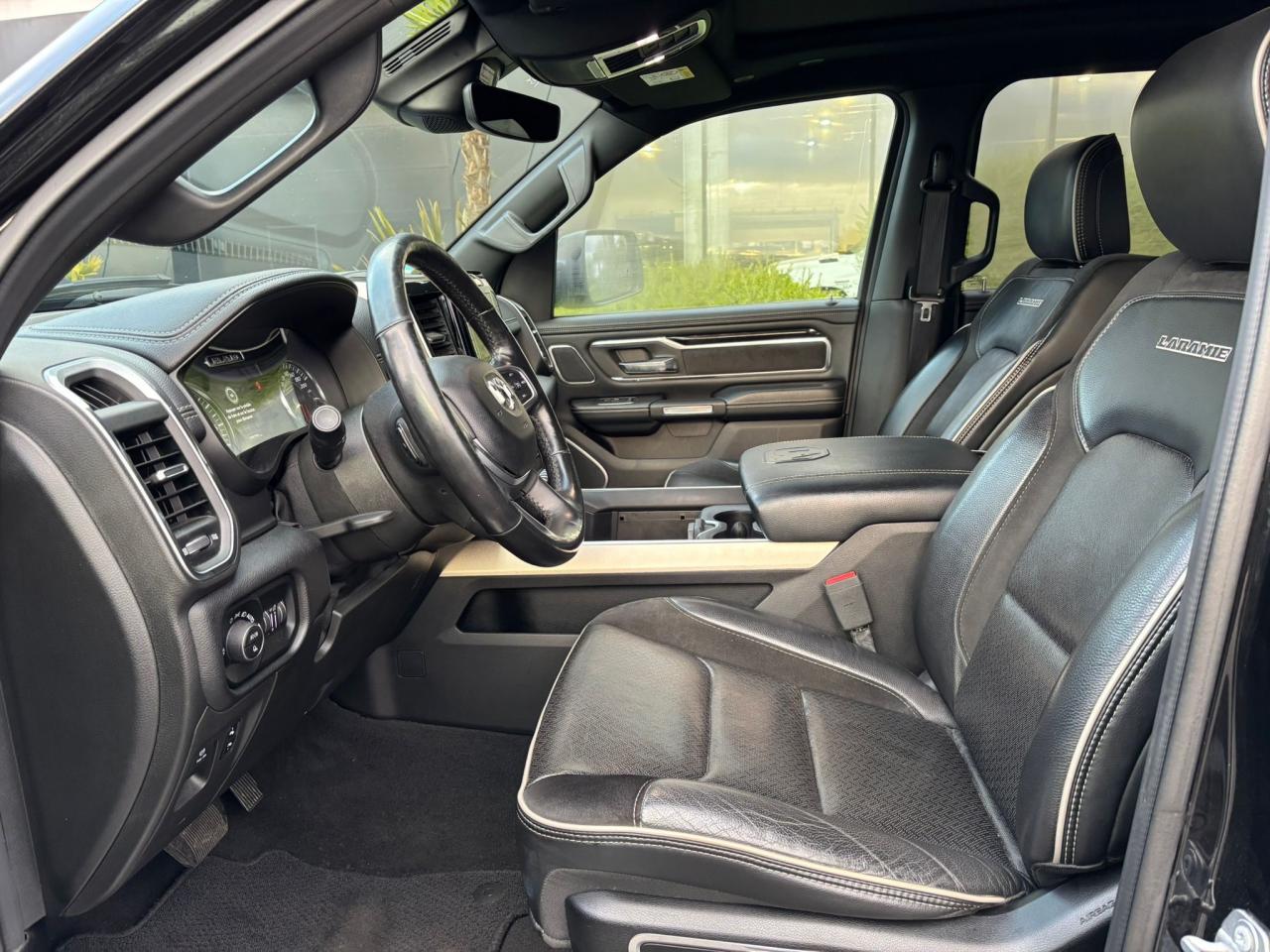 DODGE RAM 1500 CREW LARAMIE BLACK PACKAGE AIR