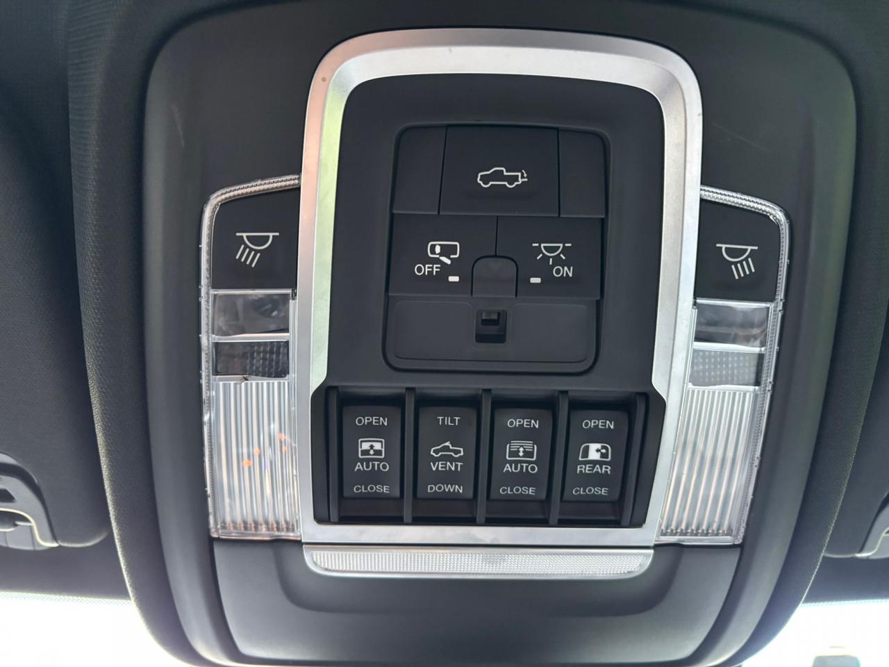 DODGE RAM 1500 CREW LARAMIE BLACK PACKAGE AIR