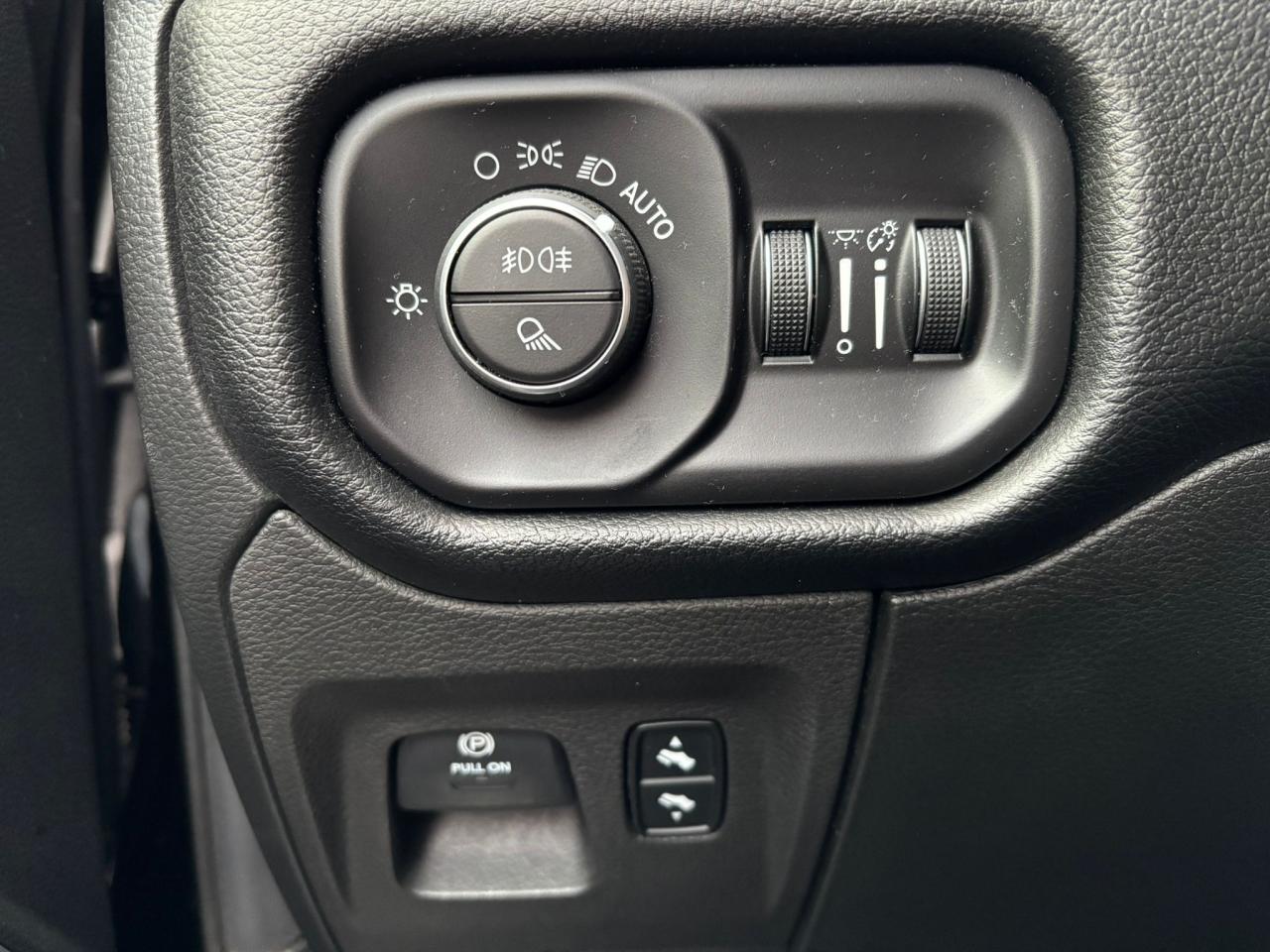 DODGE RAM 1500 CREW LARAMIE BLACK PACKAGE AIR