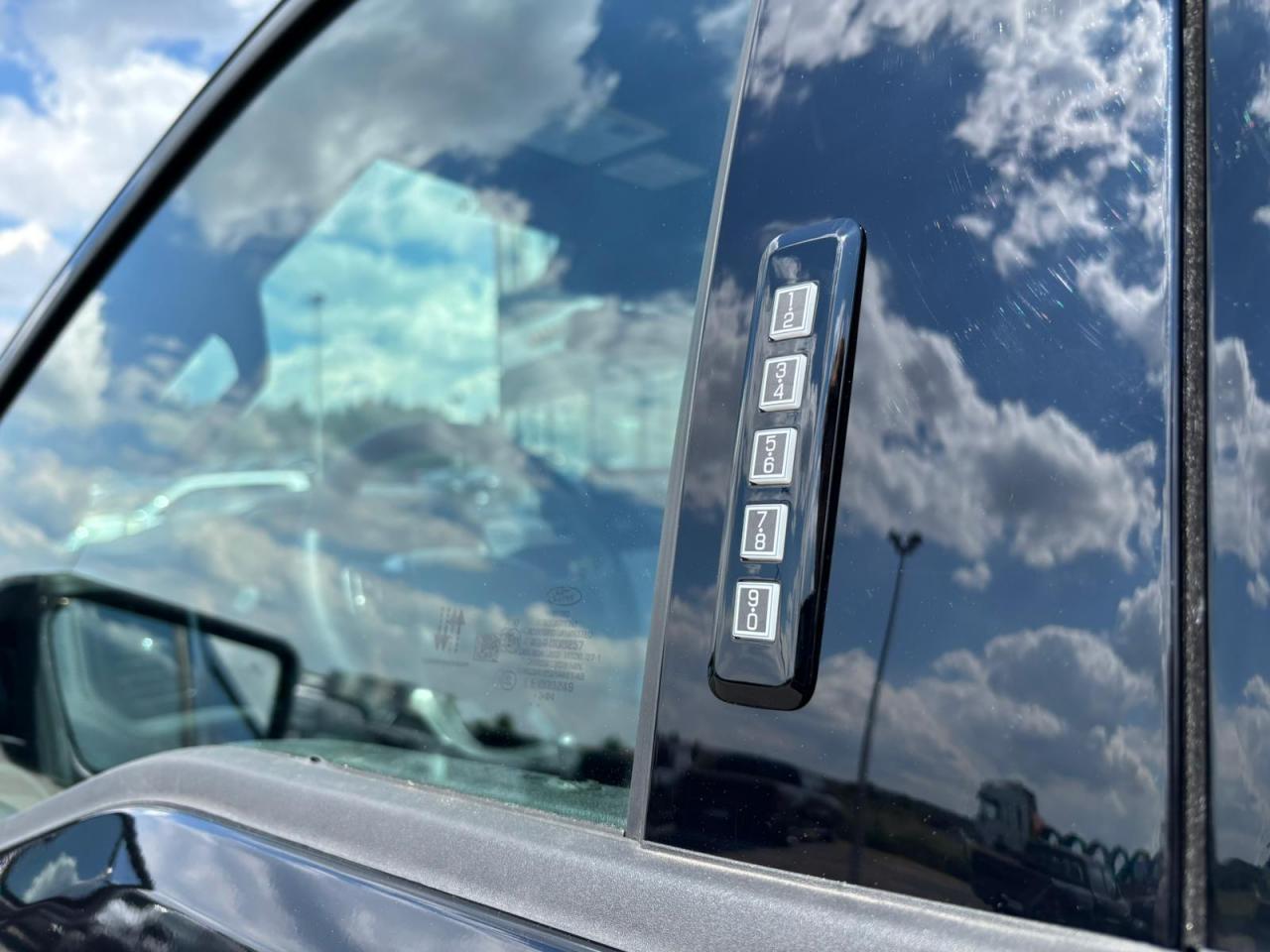 FORD F150 Lightning Lariat Extended-Range