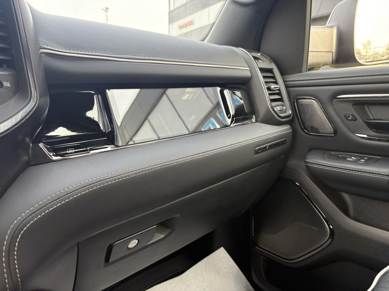 DODGE RAM 1500 CREW LIMITED NIGHT EDITION RAMBOX 2025