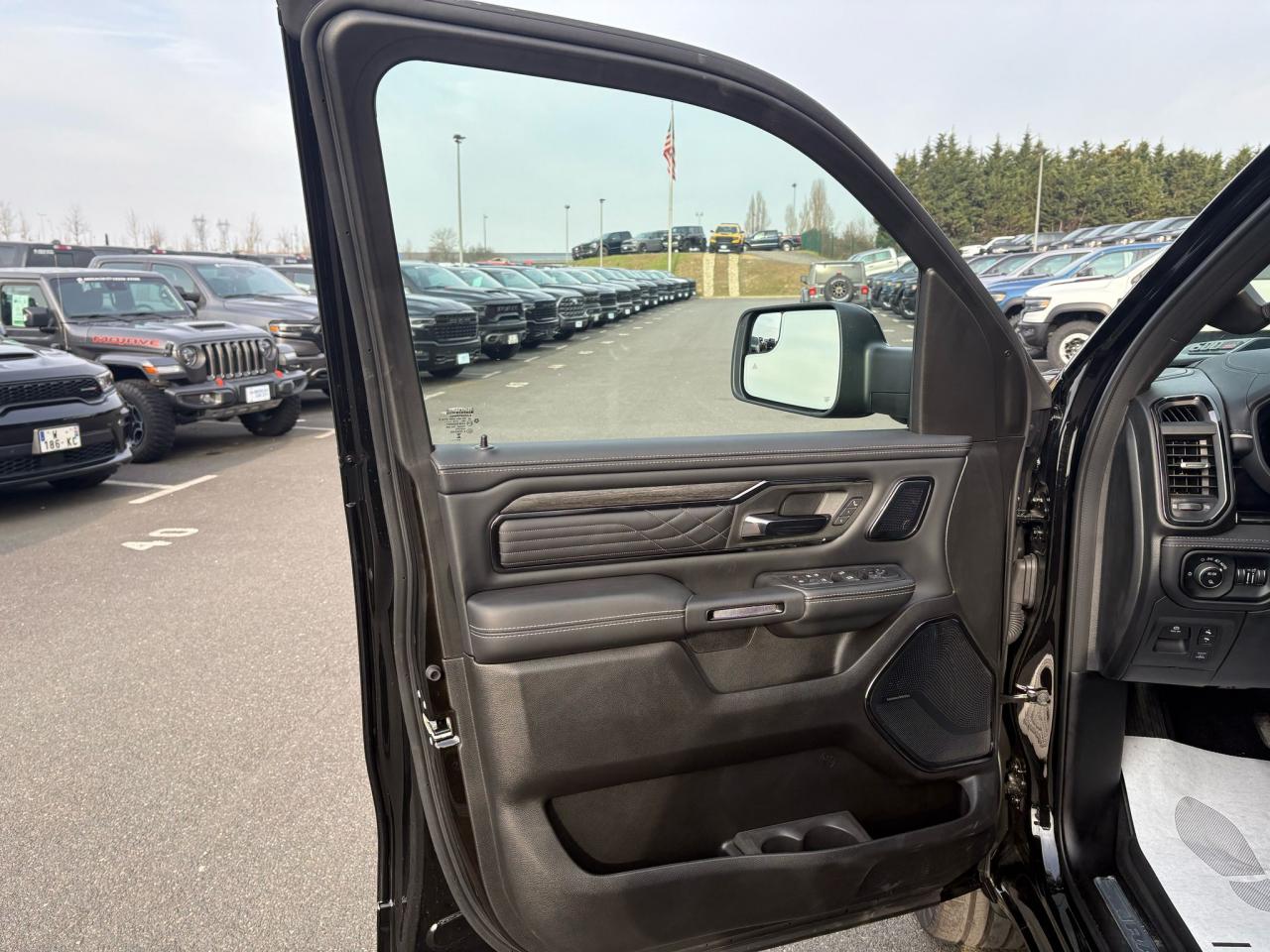 DODGE RAM 1500 CREW LIMITED NIGHT EDITION RAMBOX 2025