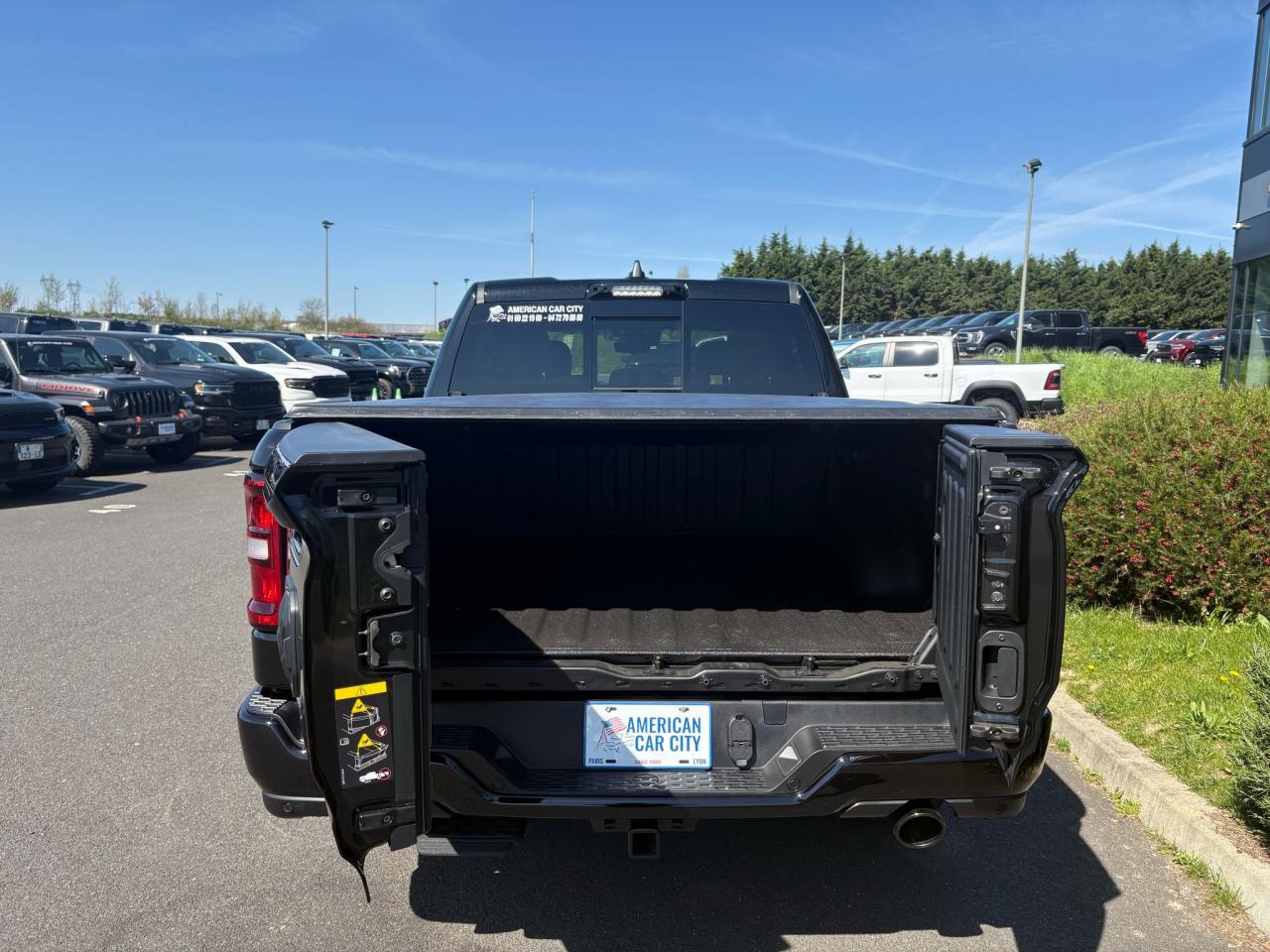 DODGE RAM 1500 CREW CAB BIGHORN NIGHT EDITION HAYON MULTI