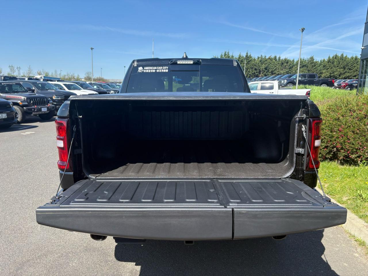 DODGE RAM 1500 CREW CAB BIGHORN NIGHT EDITION HAYON MULTI