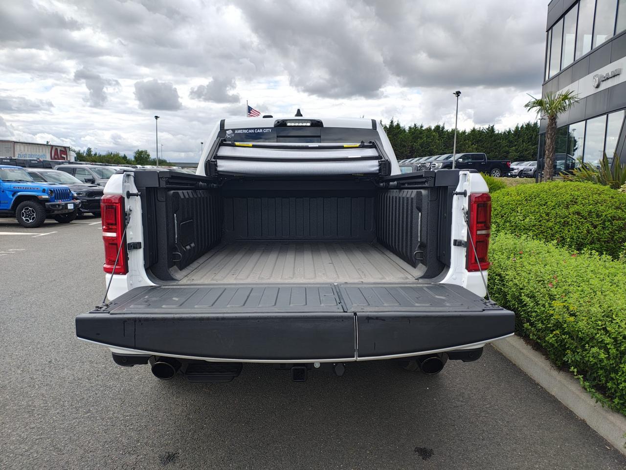 DODGE RAM 1500 CREW LIMITED NIGHT EDITION RAMBOX HAYON MULTI 2025