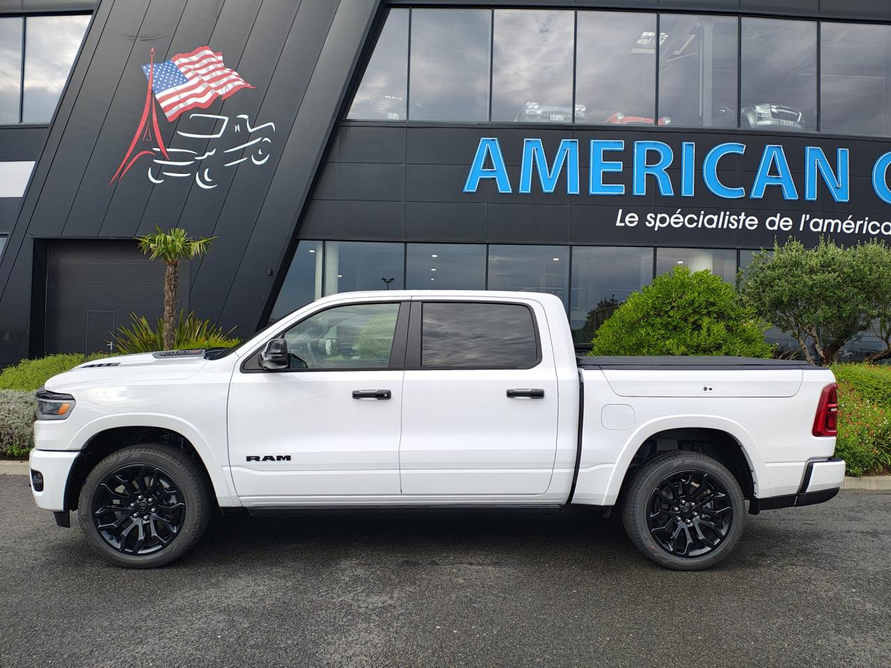 DODGE RAM 1500 CREW LIMITED NIGHT EDITION RAMBOX HAYON MULTI 2025