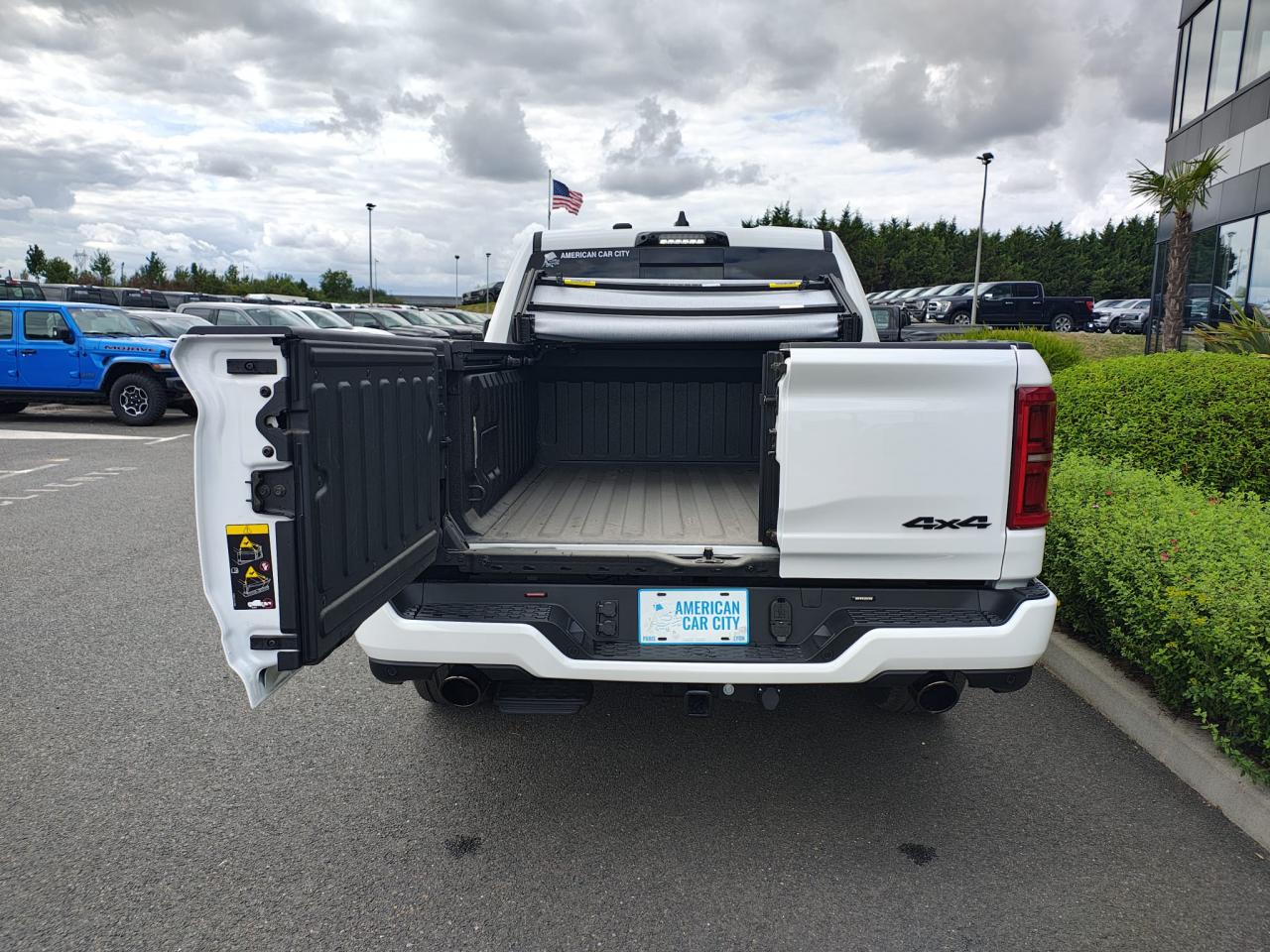 DODGE RAM 1500 CREW LIMITED NIGHT EDITION RAMBOX HAYON MULTI 2025