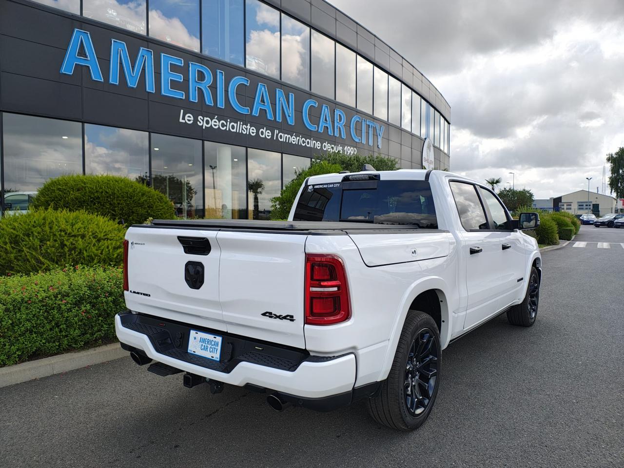 DODGE RAM 1500 CREW LIMITED NIGHT EDITION RAMBOX HAYON MULTI 2025