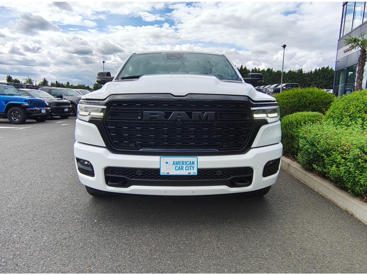DODGE RAM 1500 CREW LIMITED NIGHT EDITION RAMBOX HAYON MULTI 2025