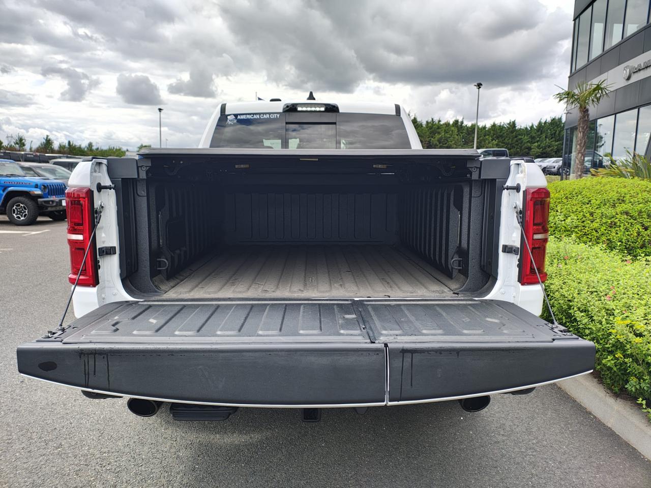 DODGE RAM 1500 CREW LIMITED NIGHT EDITION RAMBOX HAYON MULTI 2025