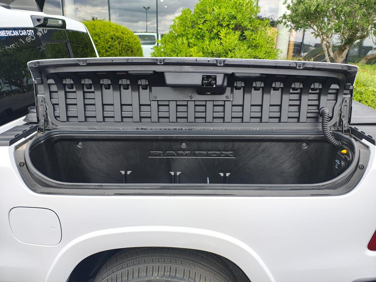 DODGE RAM 1500 CREW LIMITED NIGHT EDITION RAMBOX HAYON MULTI 2025