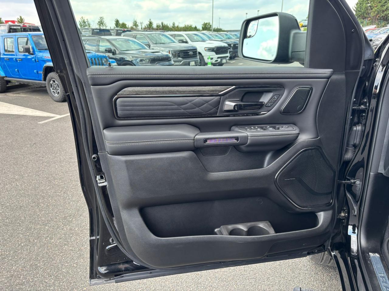 DODGE RAM 1500 CREW LIMITED NIGHT EDITION RAMBOX 2025