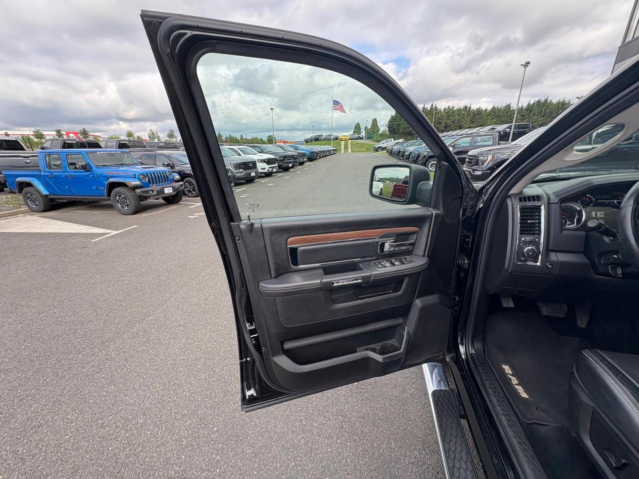 DODGE RAM 1500 CREW LARAMIE CLASSIC