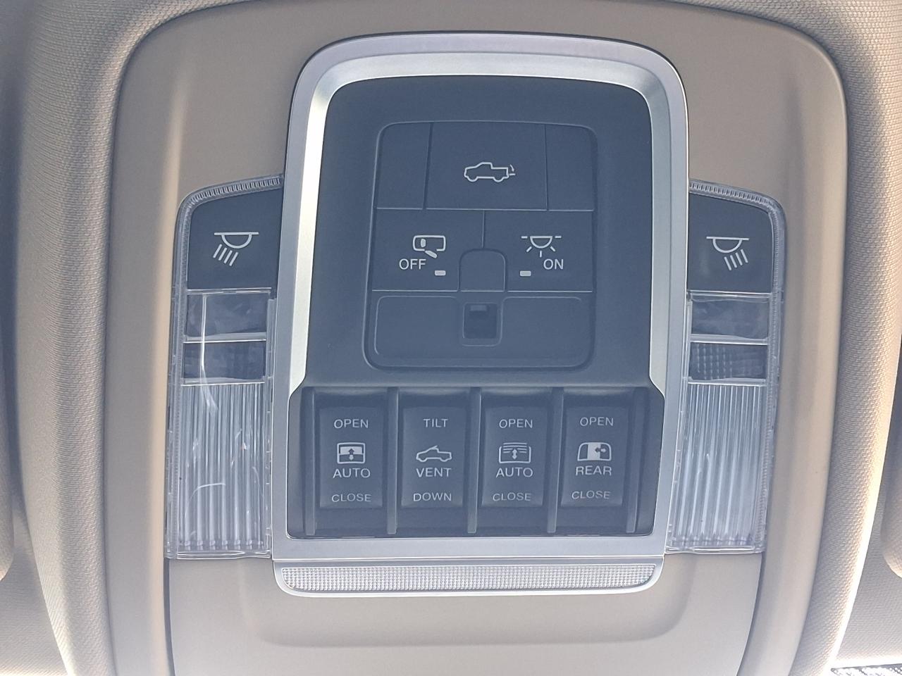 DODGE RAM 1500 CREW LARAMIE - AIR SUSPENSION