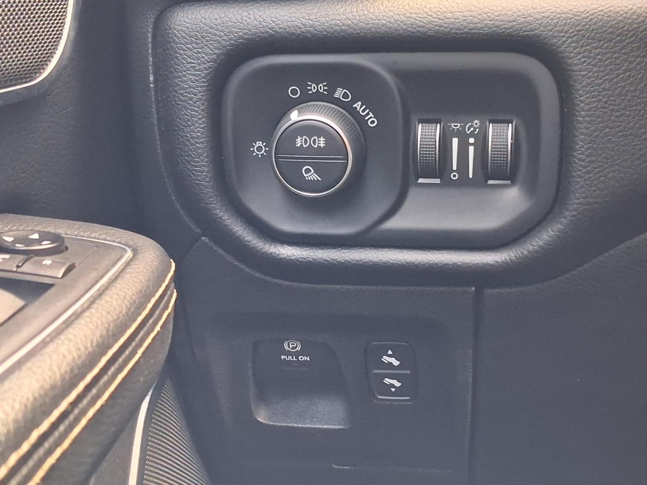 DODGE RAM 1500 CREW LARAMIE - AIR SUSPENSION