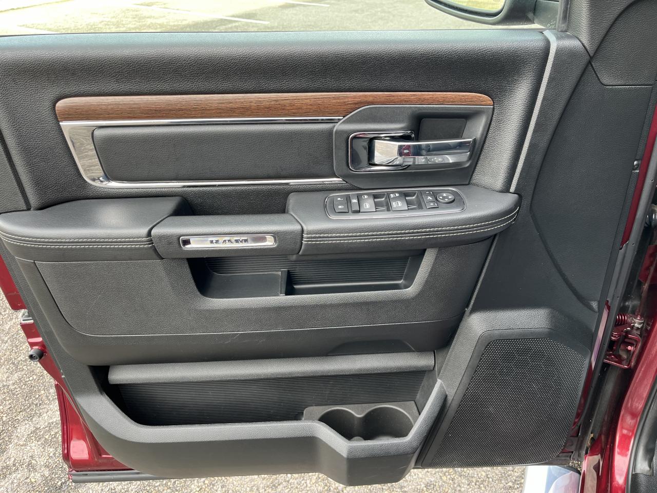 DODGE RAM 1500 CREW CAB LARAMIE AIR 5 PLACES