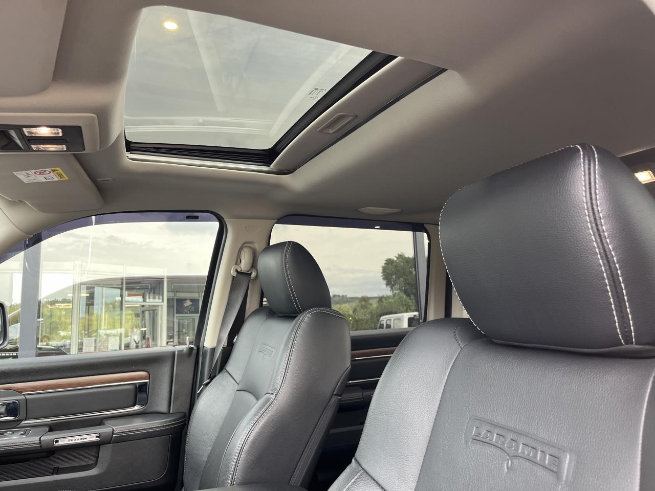 DODGE RAM 1500 CREW CAB LARAMIE AIR 5 PLACES