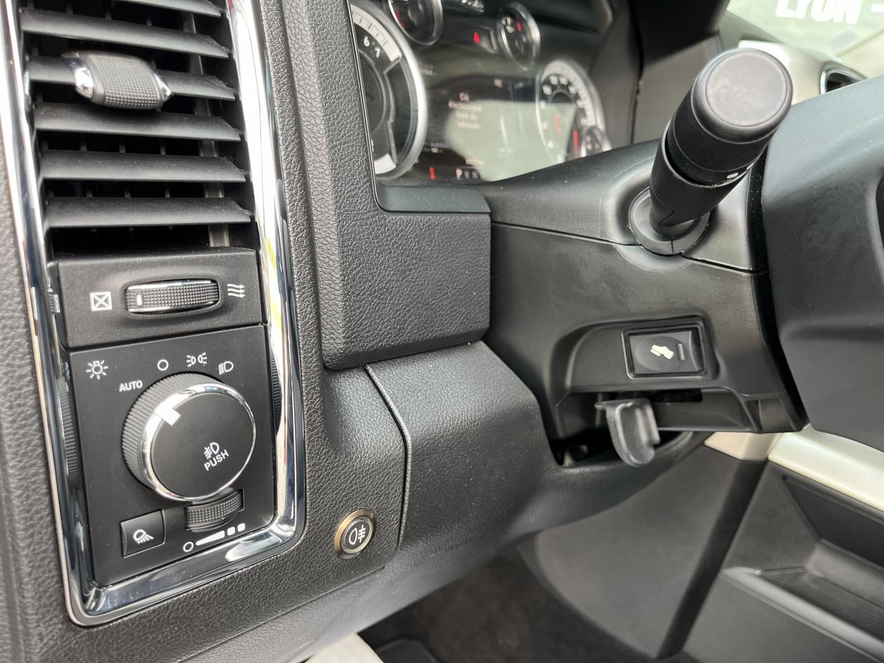 DODGE RAM 1500 CREW CAB LARAMIE AIR 5 PLACES