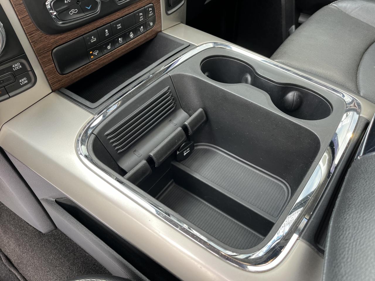 DODGE RAM 1500 CREW CAB LARAMIE AIR 5 PLACES