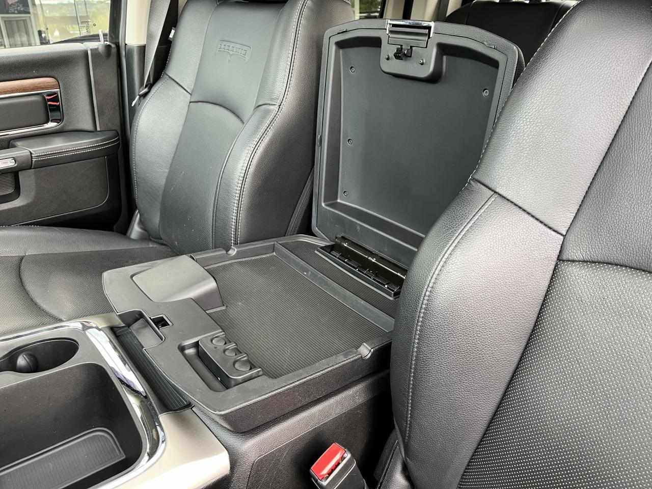 DODGE RAM 1500 CREW CAB LARAMIE AIR 5 PLACES