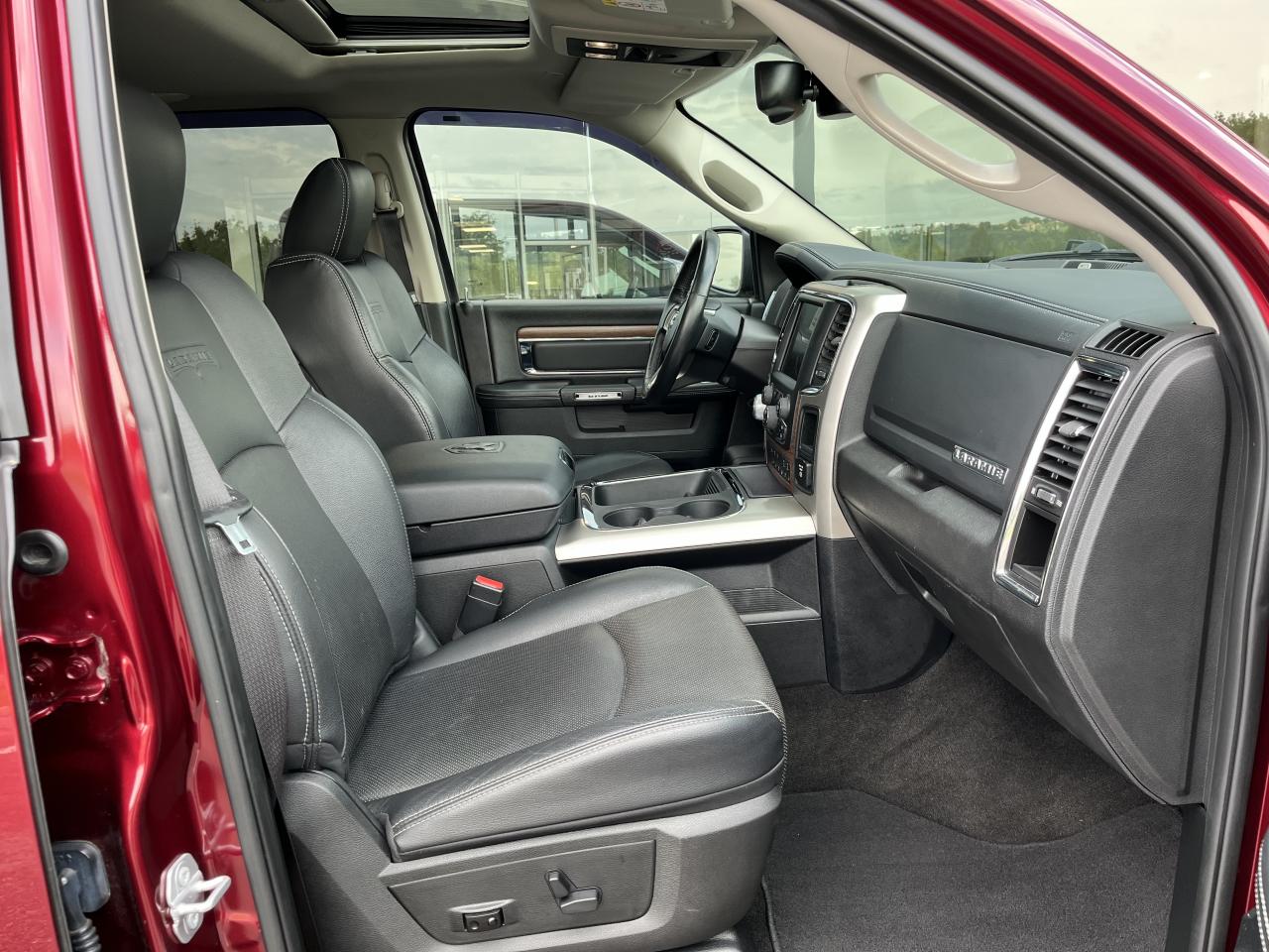 DODGE RAM 1500 CREW CAB LARAMIE AIR 5 PLACES