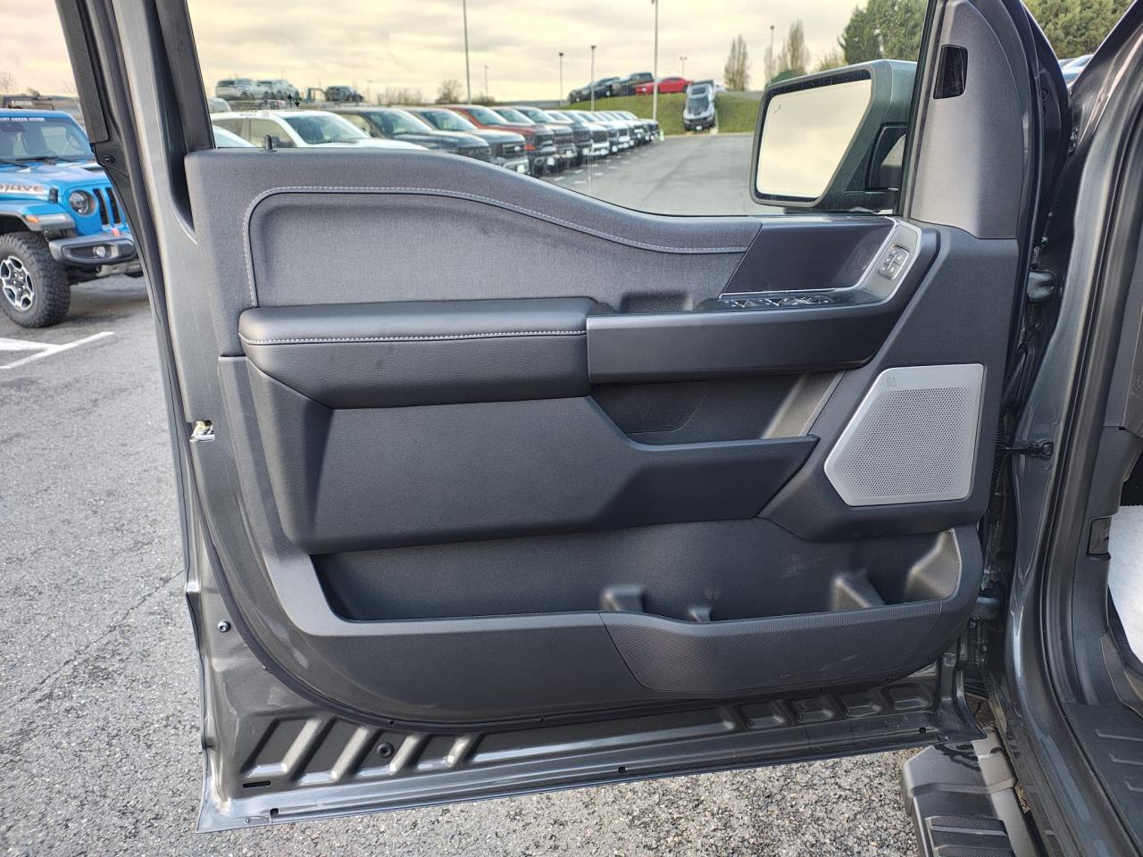 FORD F150 Supercrew LARIAT Black Package V8 5.0L