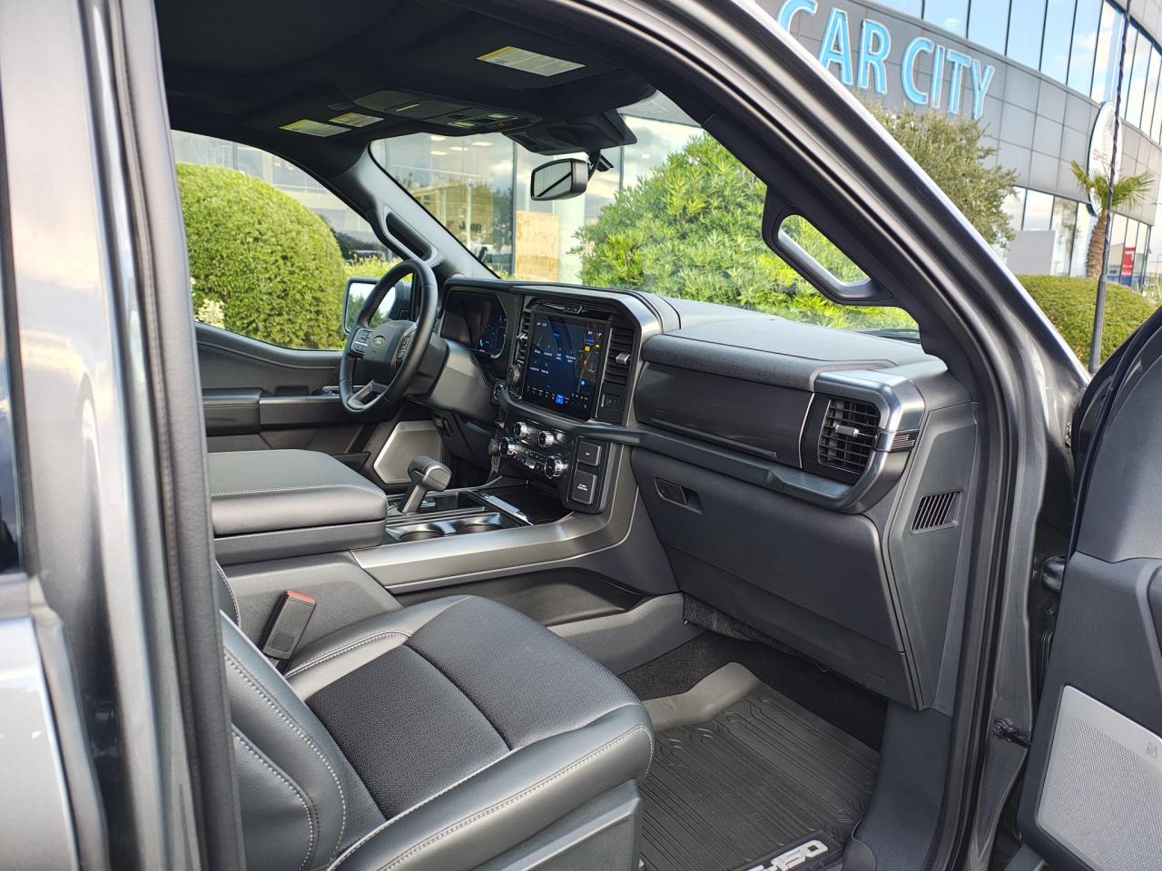 FORD F150 Supercrew LARIAT Black Package V8 5.0L