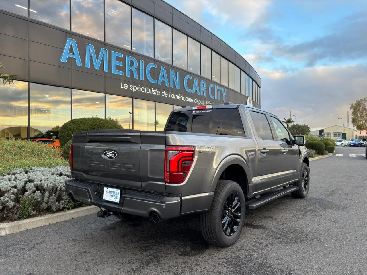 FORD F150 Supercrew LARIAT Black Package V8 5.0L