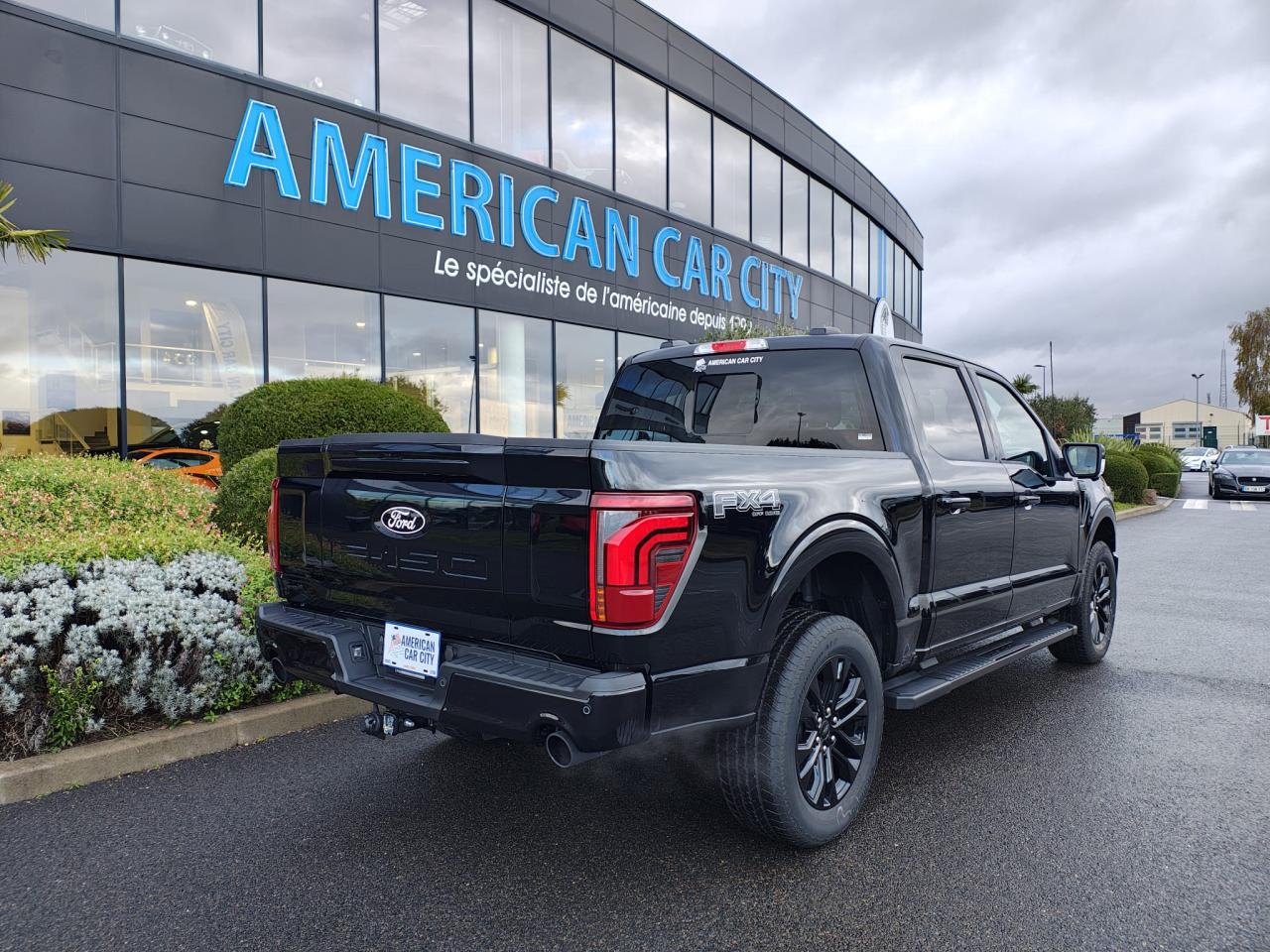 FORD F150 Supercrew LARIAT Black Package V8 5.0L