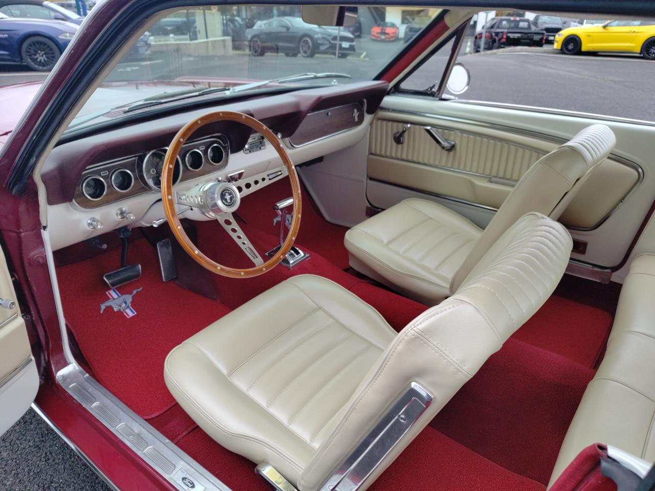 FORD MUSTANG COUPE code C intérieur Pony