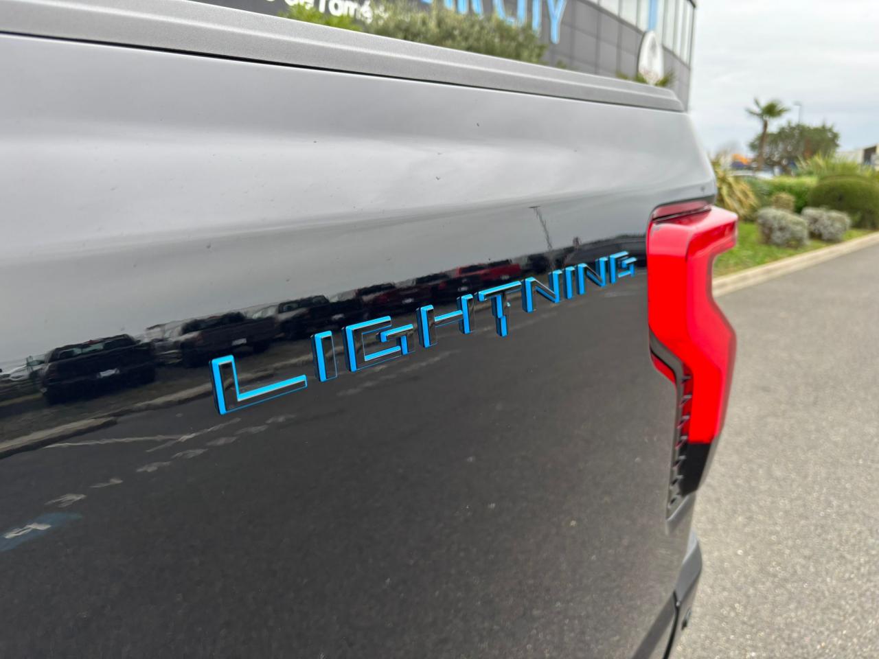 FORD F150 Lightning Lariat Extended-Range