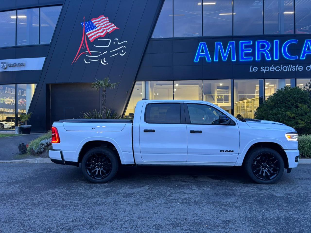 DODGE RAM 1500 CREW LIMITED NIGHT EDITION RAMBOX HAYON MULTI 2025