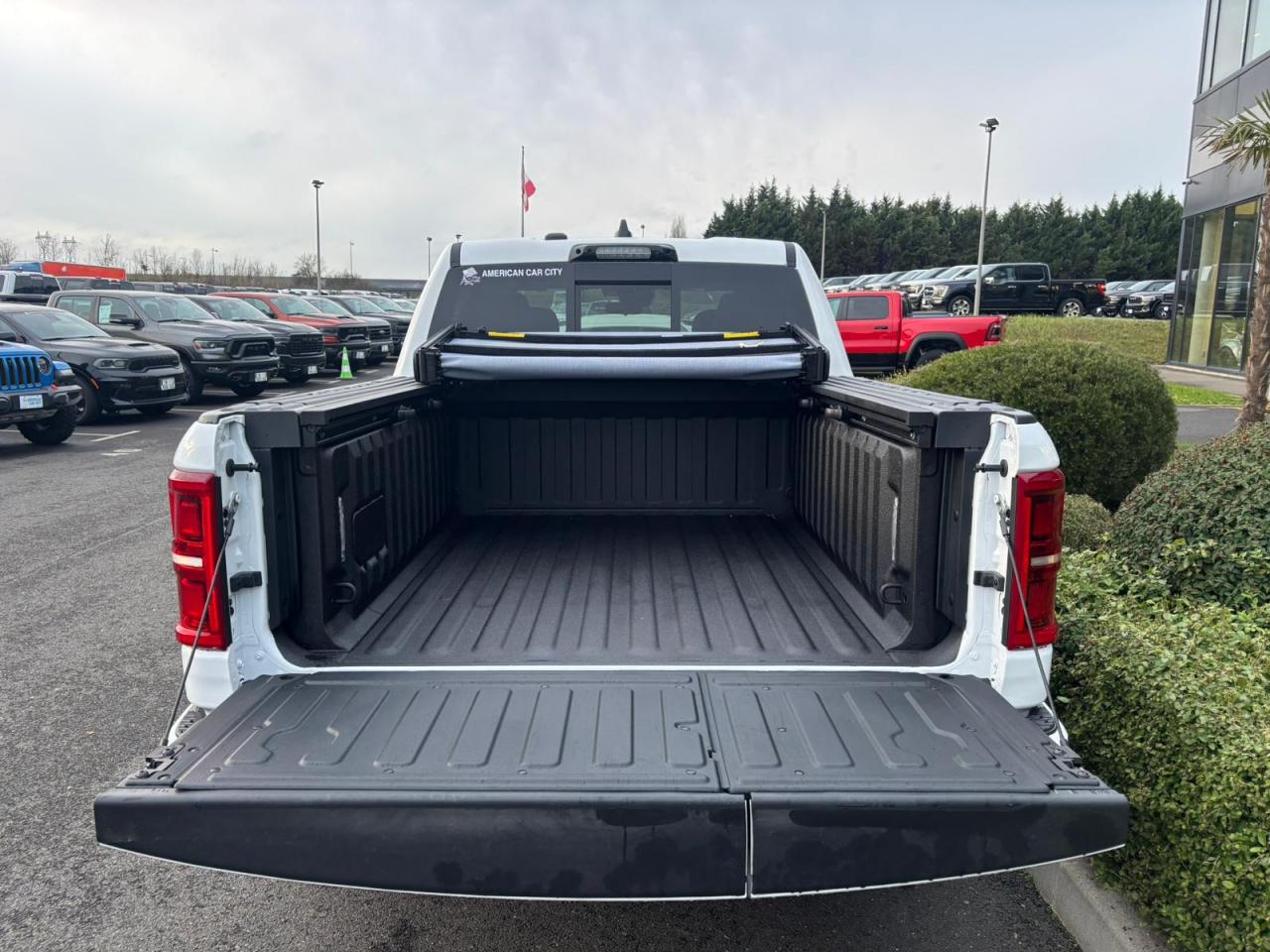 DODGE RAM 1500 CREW LIMITED NIGHT EDITION RAMBOX HAYON MULTI 2025