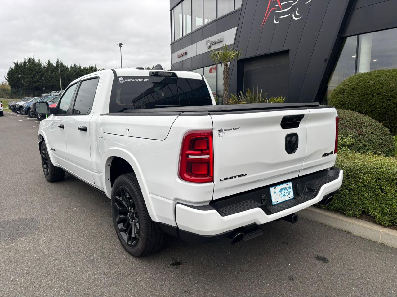 DODGE RAM 1500 CREW LIMITED NIGHT EDITION RAMBOX HAYON MULTI 2025