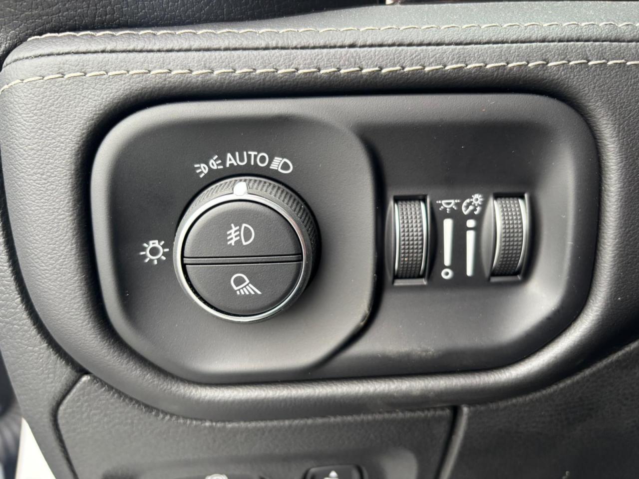 DODGE RAM 1500 CREW LIMITED NIGHT EDITION RAMBOX HAYON MULTI 2025