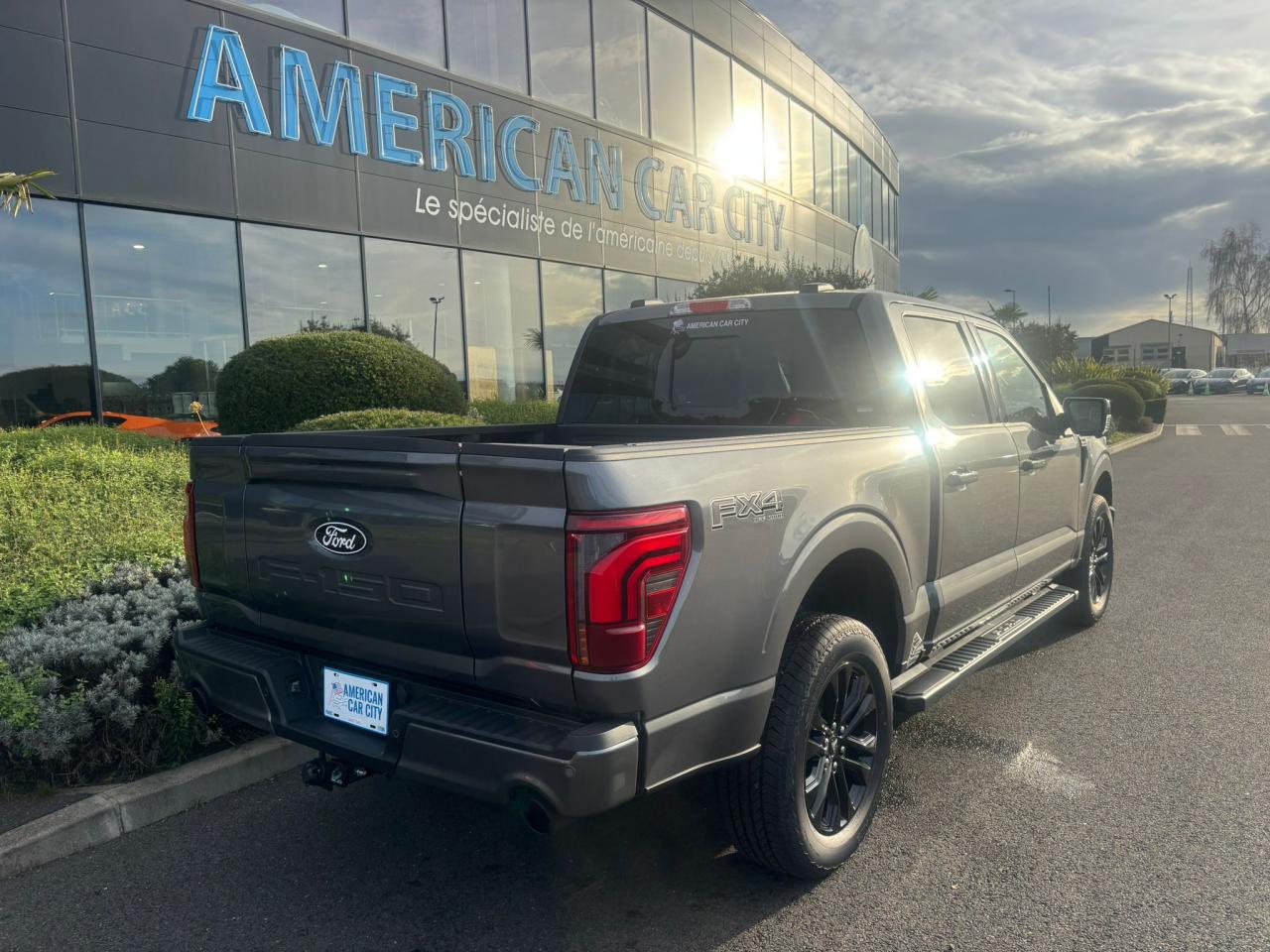 FORD F150 Supercrew LARIAT Black Package V8 5.0L