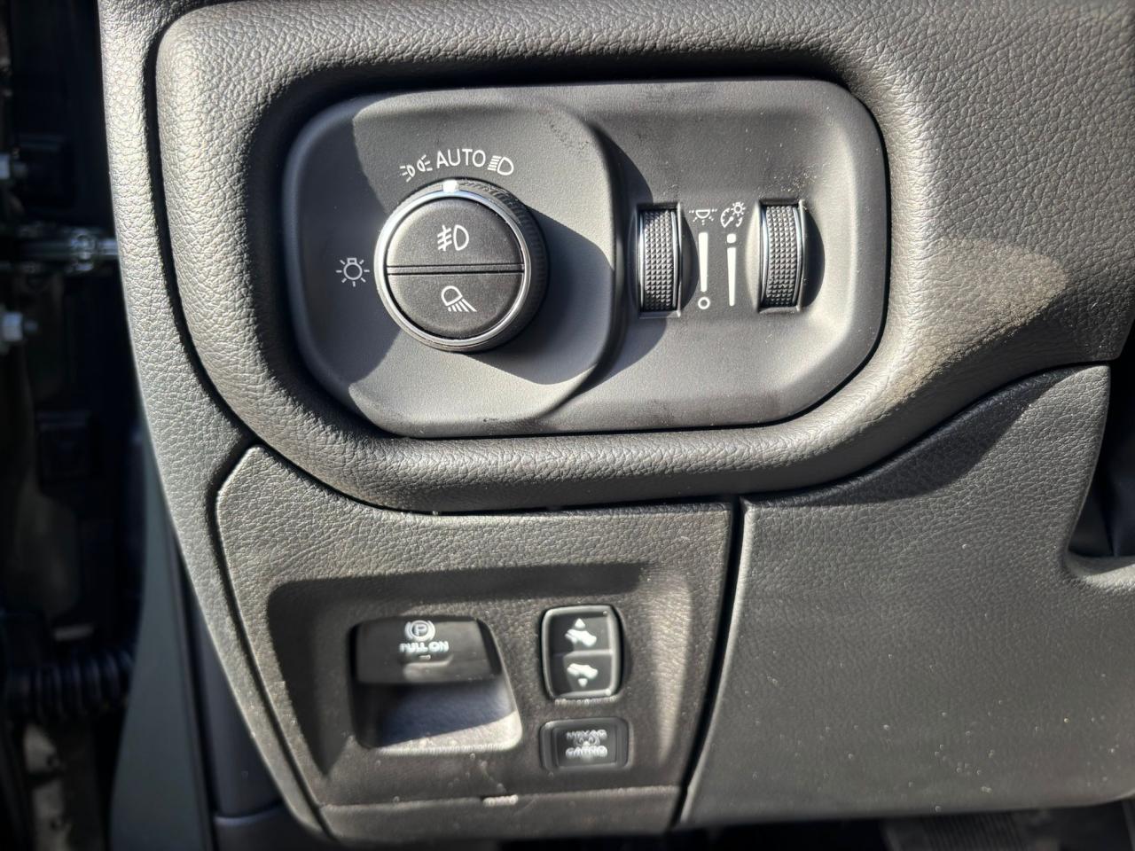 DODGE RAM 1500 CREW CAB REBEL AIR HAYON MULTI