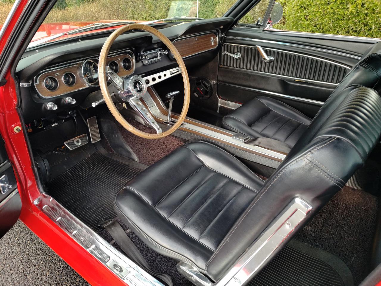 FORD MUSTANG COUPE intérieur Pony, options GT, 225ch