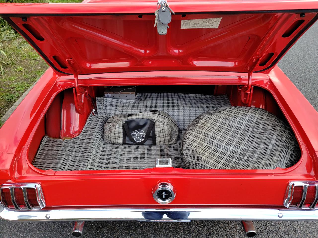 FORD MUSTANG COUPE intérieur Pony, options GT, 225ch