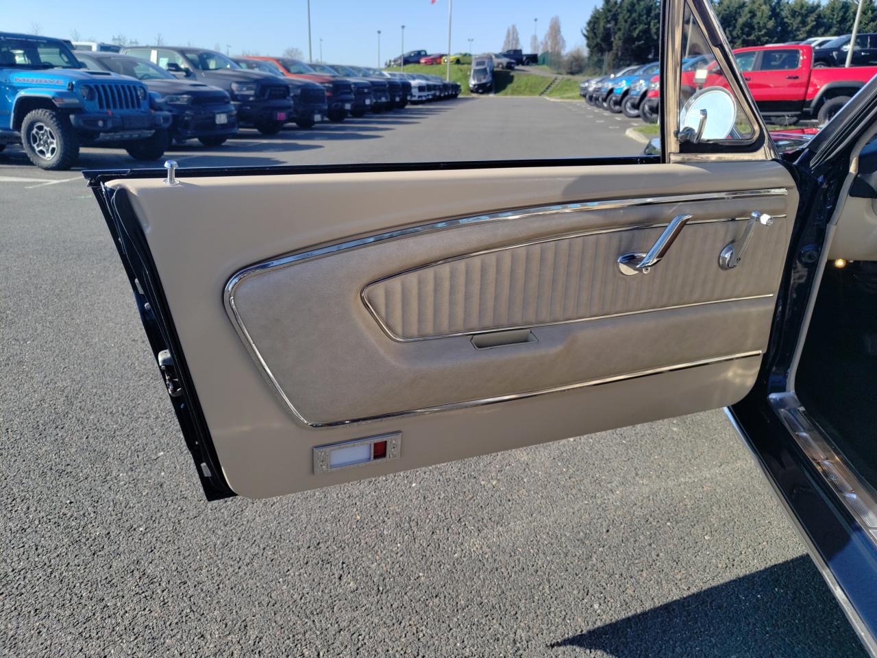 FORD MUSTANG cabriolet code C, peinture, capote et intérieur restaurée chez nous